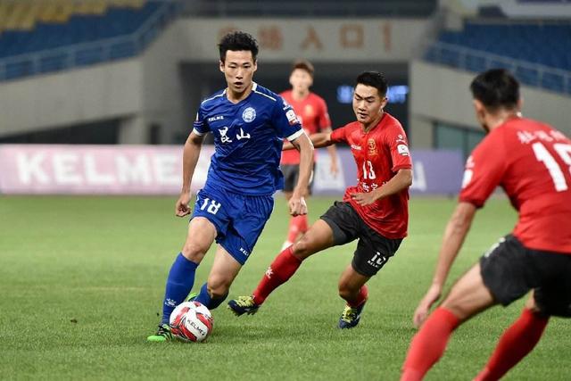 排超男排A级上海3-0横扫南京 保定客场3-1挫北汽
